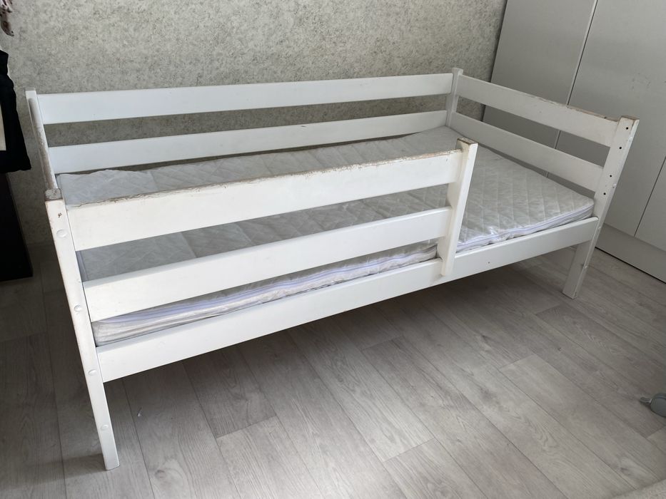 Белая детская кровать