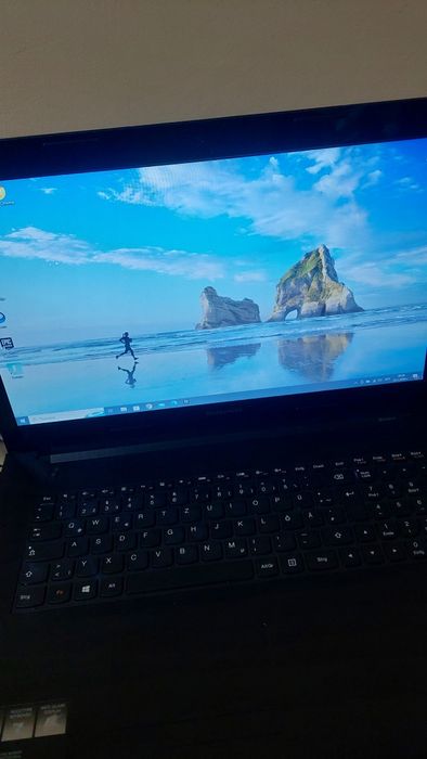 Продавам лаптоп Lenovo b70-80