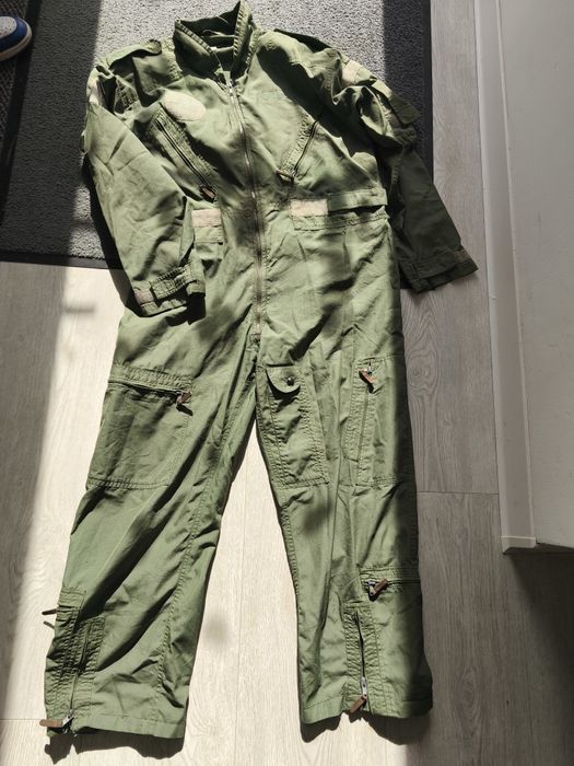 Costum pilot cu defecte