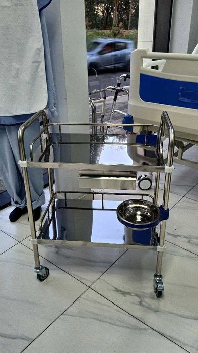 Манипуляционный столик из нержавеющей стали, трëх  полками