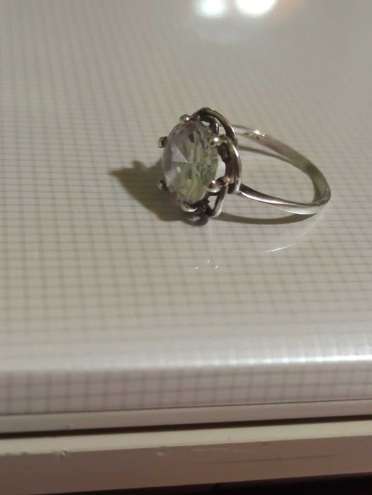 Продавам нежен сребърен пръстен с  бял циркон - размер 10 мм