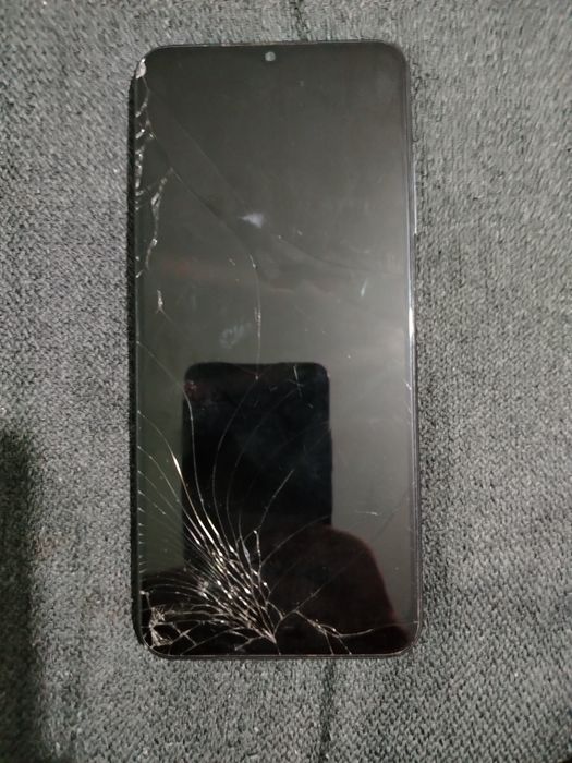 Samsung Galaxy A22 cu display-ul spart. Placa este buna