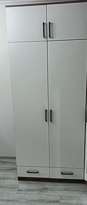 Продаётся высокий и вместительный шкаф для одежды в хорошем состоянии