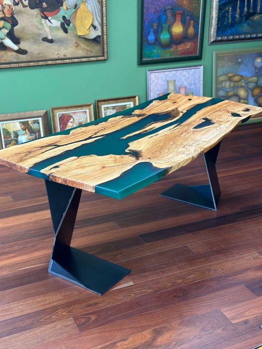 Трапезна маса от Маслина и Епоксидна смола зелена във футуристична форма на плот и основа