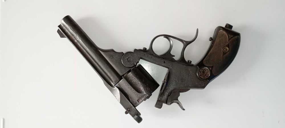 Продавам стар револвер, автентичен