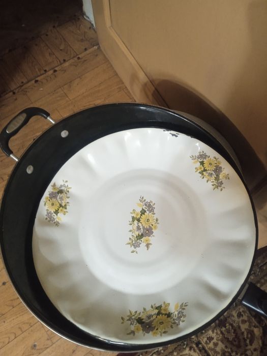 Ведро и блюда эмалированные