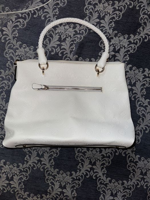 Оригинална бяла чанта на Guess