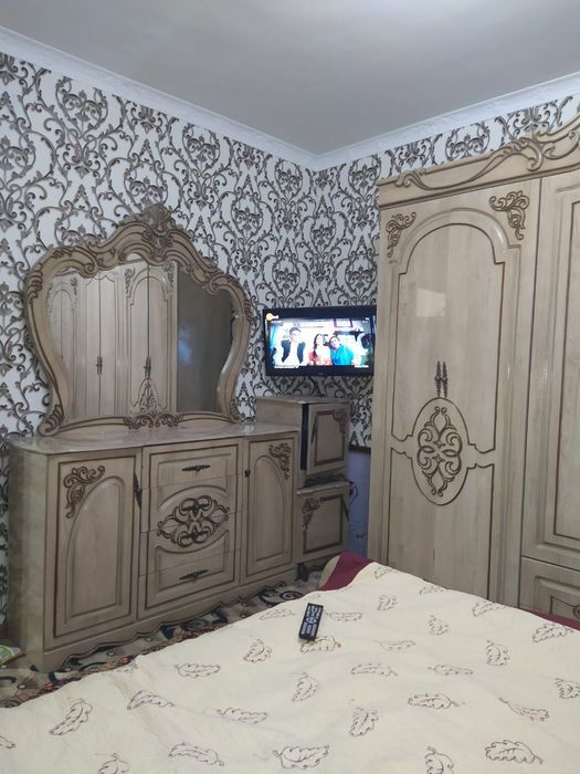 Yangi domlardan qarshi shaxridan kvartira arzon 1-qavat ,3 xona