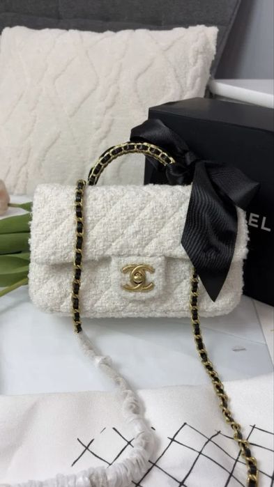 Чанти на Chanel.