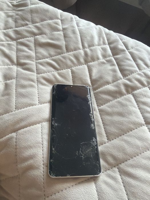 Планшет фирмы Apple и телефон Xiaomi