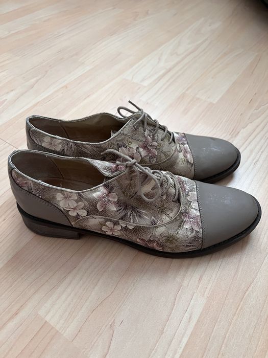 Pantofi de piele Prego cu model floral si snur