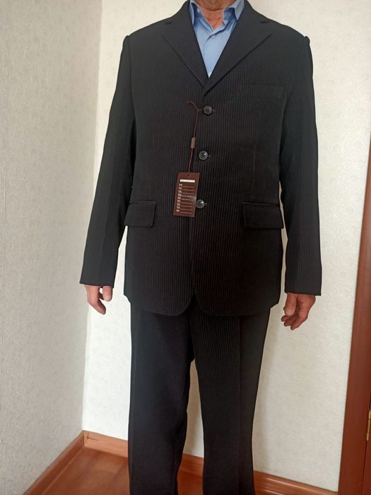 Продам костюмы, дубленка