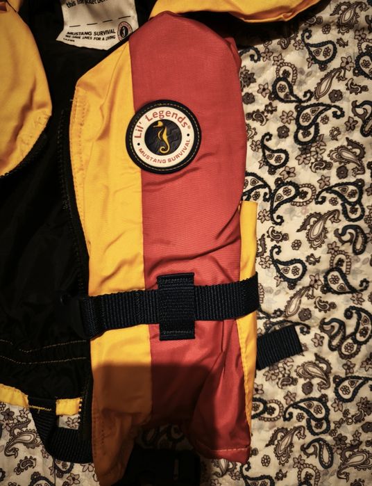 Продам детский спасательный жилет