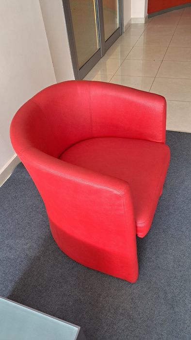 Столове червини и черни офис