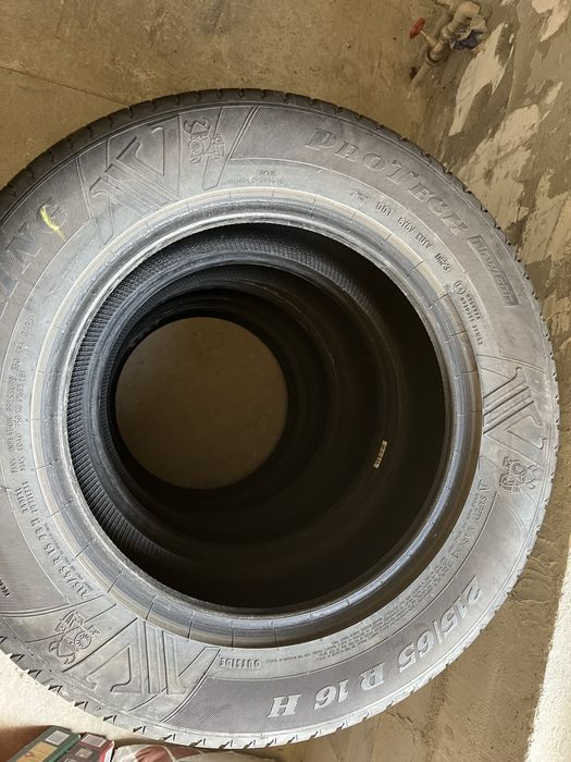 Летни гуми Viking 215/ 65 R16 карани са един сезон, съхранявани в/у стойка за гуми на тъмно и хладно място. Цената е за целия комплект.