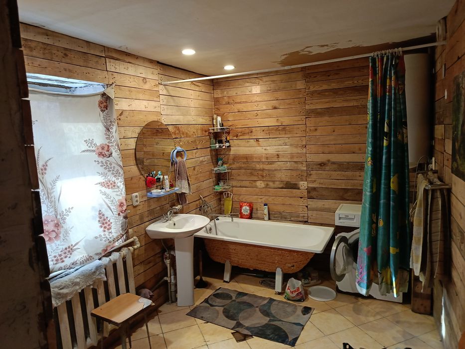 Продается дом в центре за Таиром