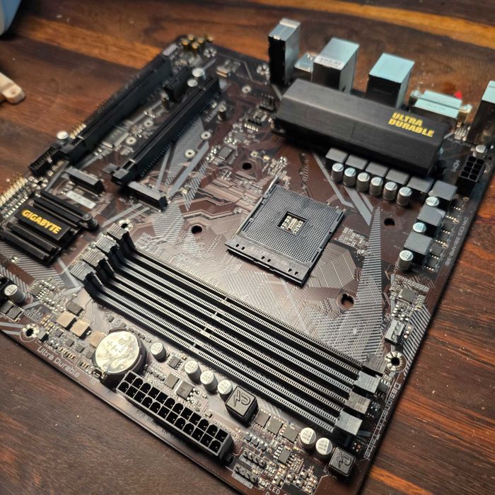 Топ дъно за AMD Ryzen: Gigabyte B550M DS3H | PCIe 4.0 | Като Ново!