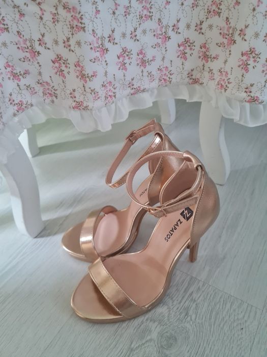 Sandale cu toc cui