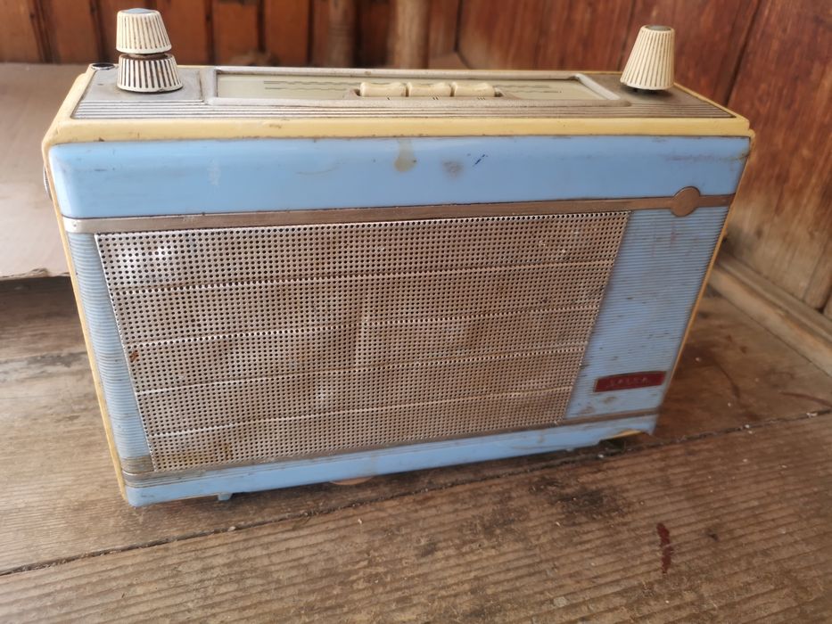 2 Radiouri vechi :Vef 206 si Jalta 61T