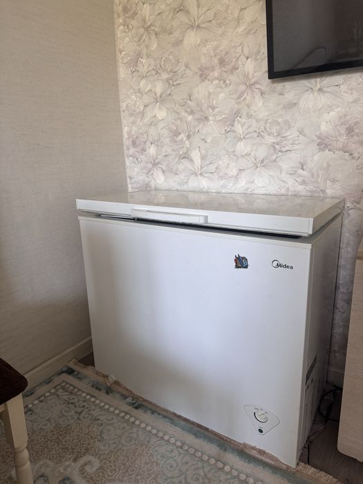 Продам морозильник Midea