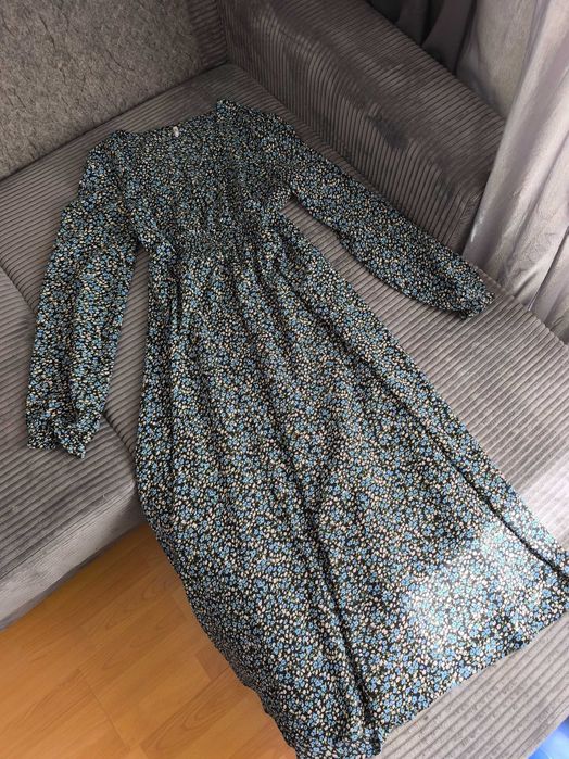 Роклята е дълга размер м