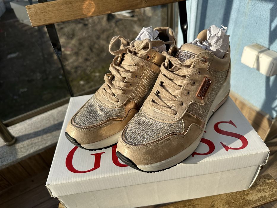 Маратонки Guess.