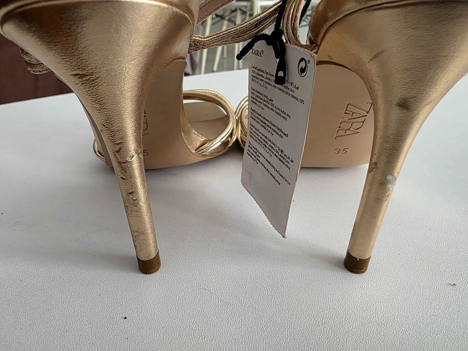 ZARA златисти сандали на висок ток
