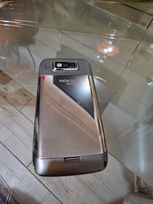 Vând Nokia E72 silver, meniu limba rămână, 0 minite vorbite