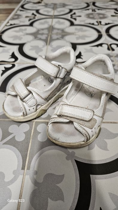 Продам сандалии и кеды