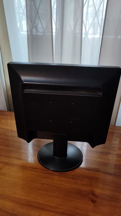 Монитор LG в хорошем состоянии