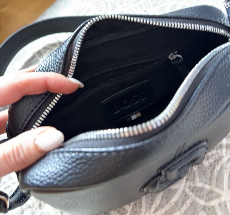 Дамска чанта Boss естествена кожа