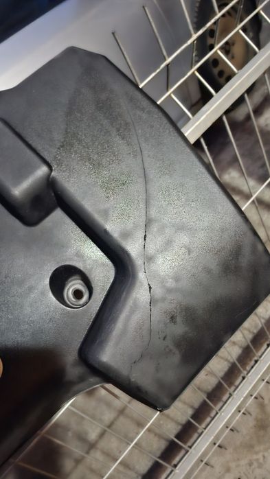 Capac motor Toyota Avensis T25 - D4D