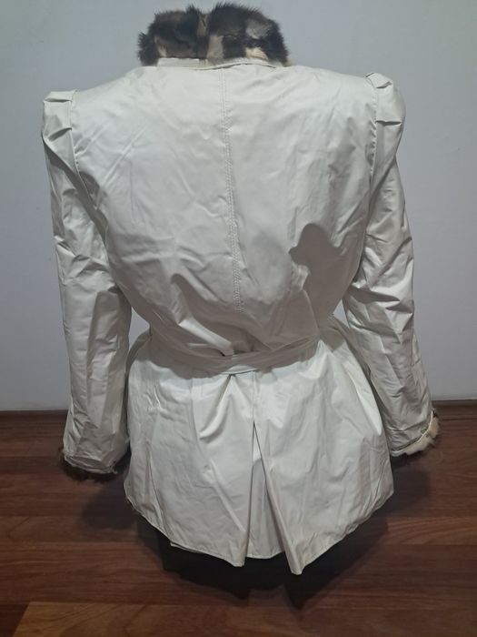 Blana dama cu 2 fete