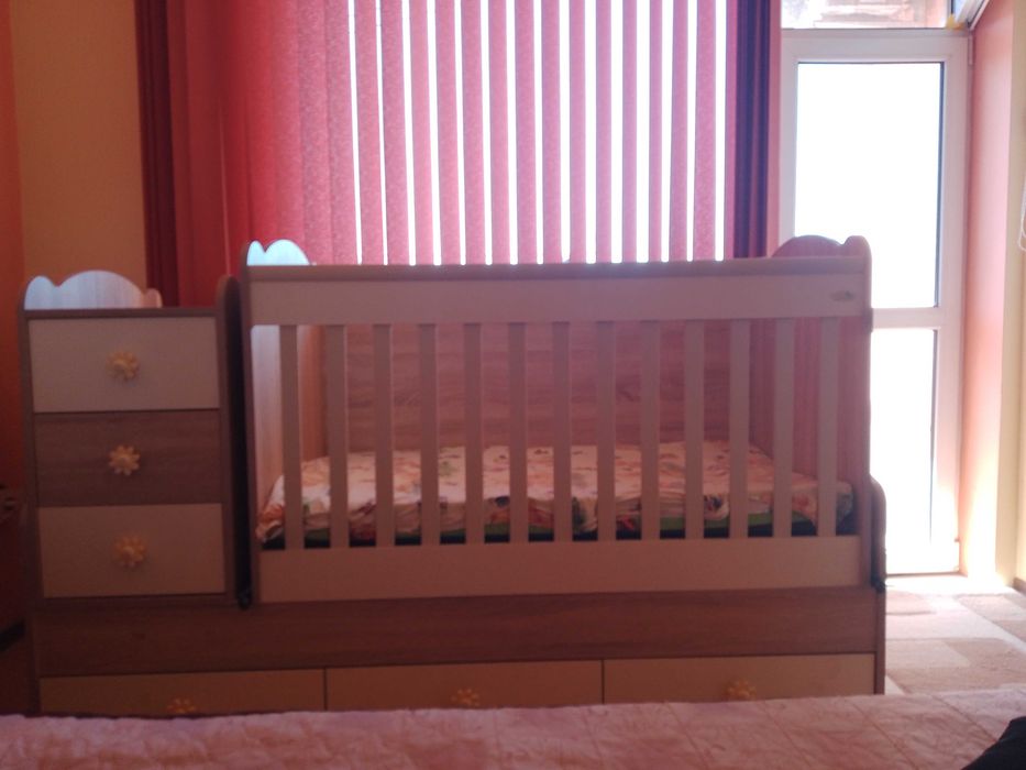 Продавам детска кошара с люлеещ се механизъм.