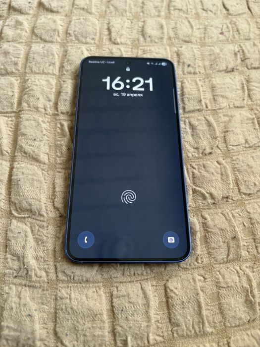 Samsung Galaxy S25, Galaxy Watch 7 44 mm.