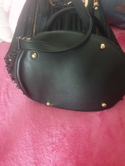 Rucsac nou geanta neagra cu accesorii aurii stil sac