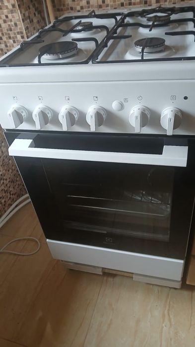 Vând aragaz ca si nou marca Electrolux