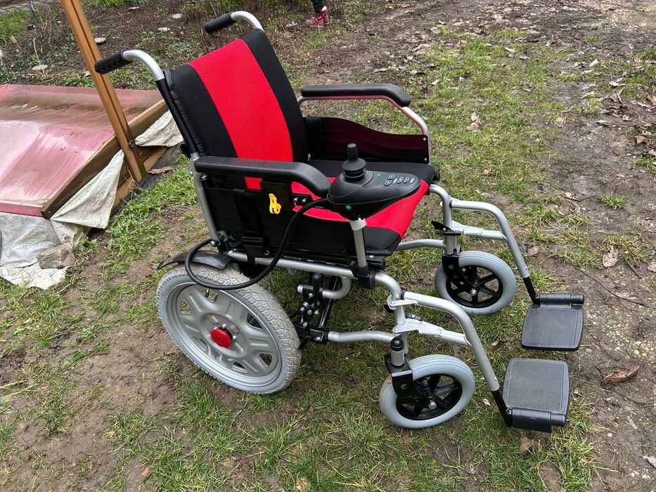 Vând cărucior electric pentru persoane cu dizabilități nefolosit