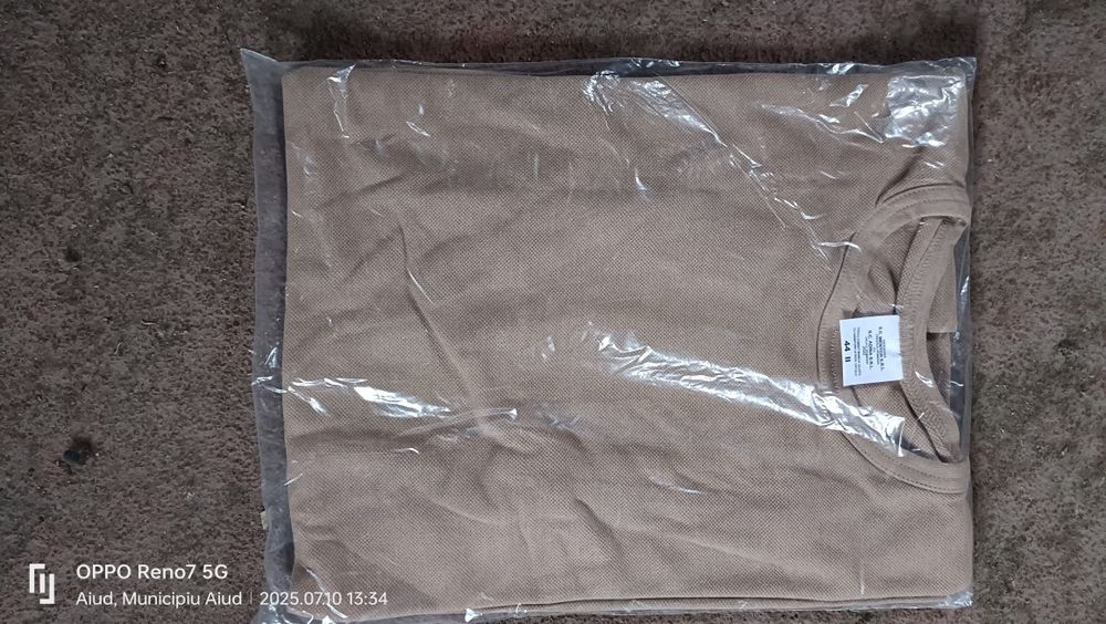 Tricou polo și la baza gatului