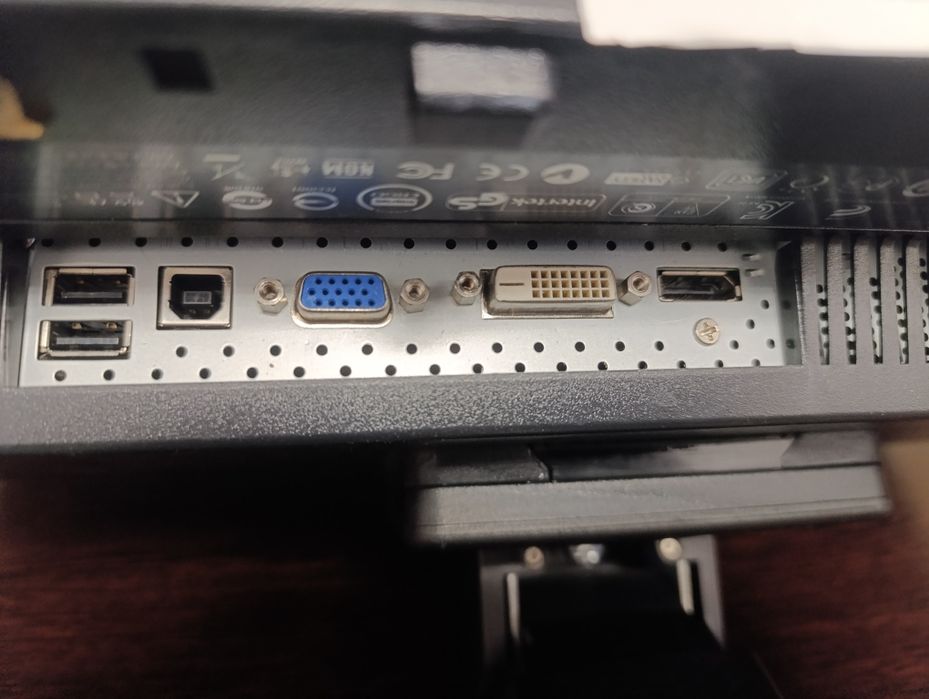 Monitor HP diagonala  24" model ZR24W