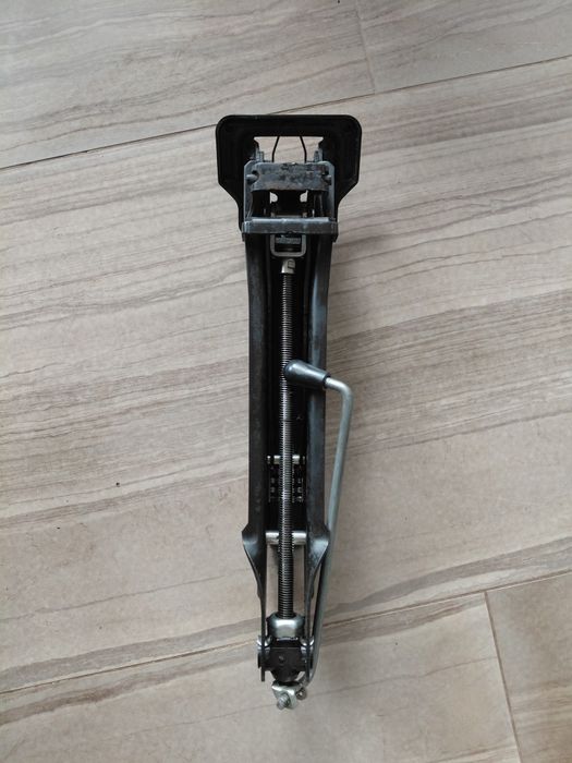 Продавам оригинален крик за VW Touareg (2002-2010г.),Audi Q7 (2005-2009г.) 7L0 011 031 B