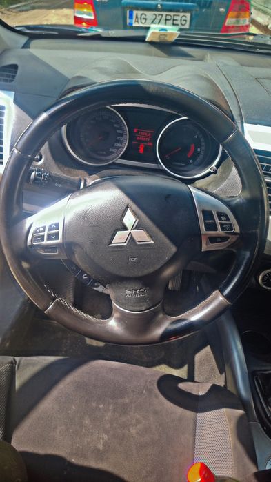 Vând sau schimb Mitsubishi outlander