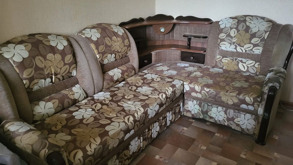 Срочно продам диван с креслом