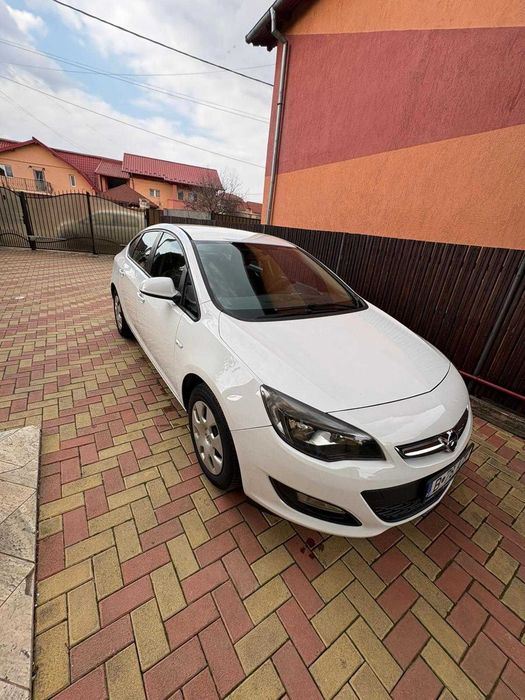 Opel Astra J 2015 - Benzină, Automată, Stare Bună