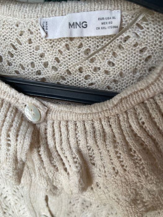 Кардиган с вышитым воротником.