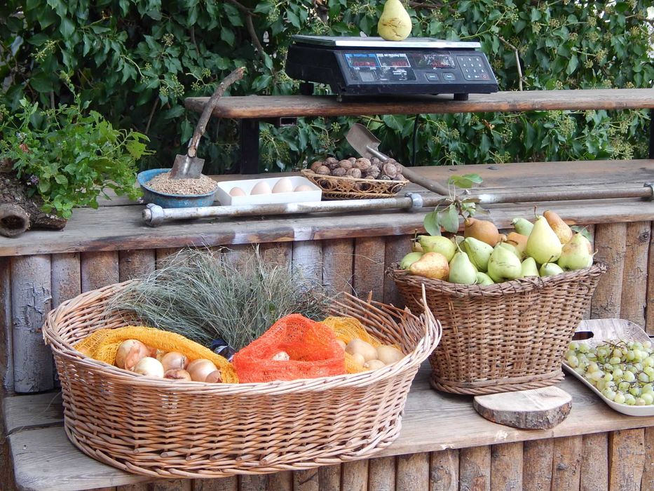 Зеленчукова сергия , маса за продажба на зеленчуци и плодове.