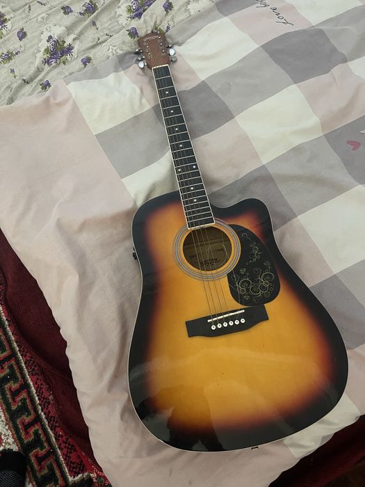 Caravan gitara akustik