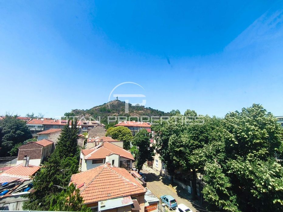 Тристаен обзаведен апартамент в Център