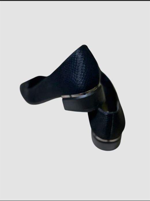 Черные элегантны туфли лодочки