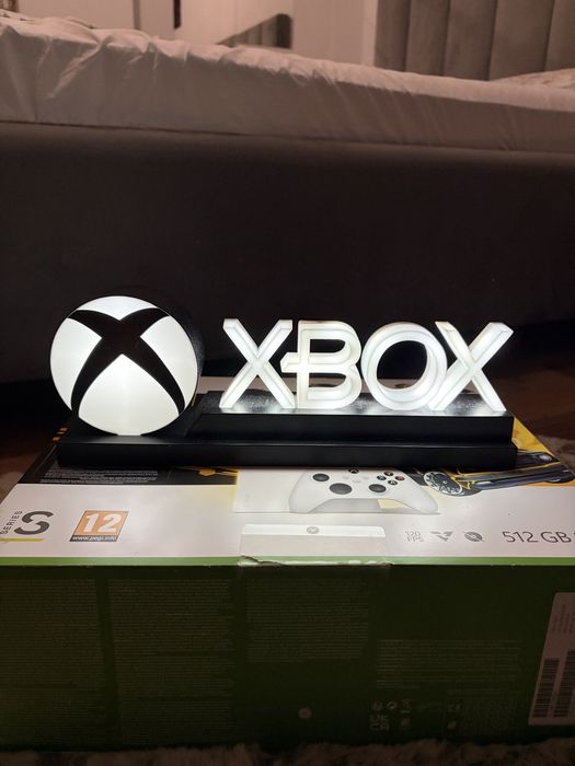 Xbox Series S 512GB + 2 controllere + semn xbox luminat birou